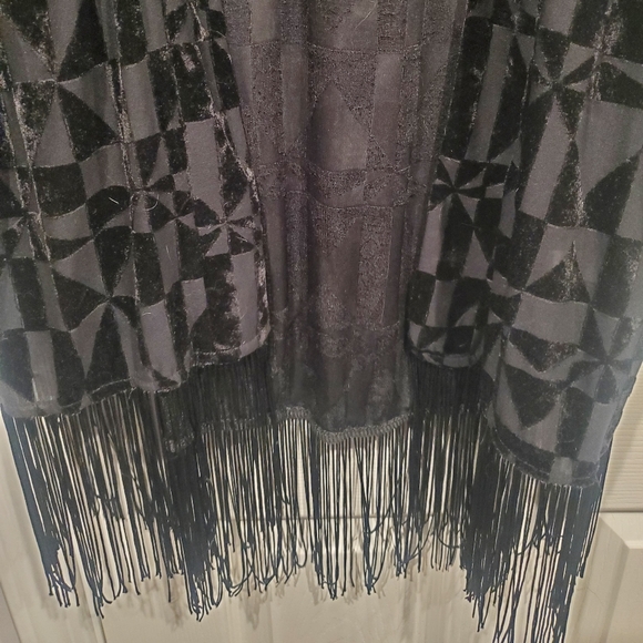 Cato black geometric kimono with fringe size large - Picture 3 of 3